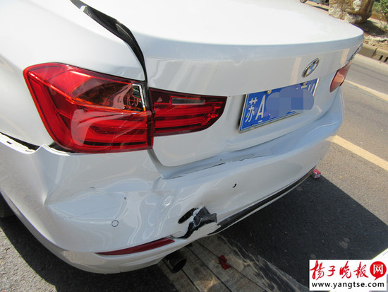 被追尾的宝马车