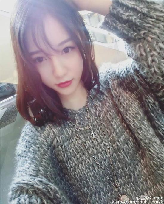 最后就问一个问题：她们分别是谁？（扣鼻屎状）