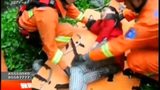 女子遭父母强迫与男友分手 赌气跳悬崖轻生坠落屋顶