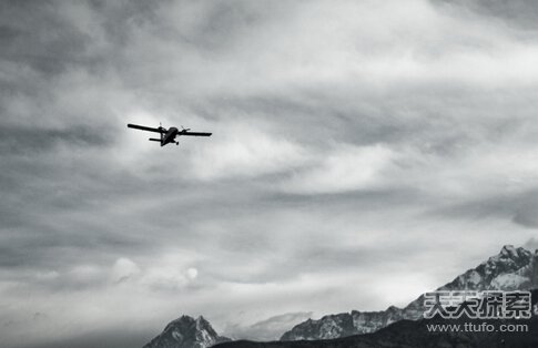 飞机遭遇时空乱流离奇穿越到30年前