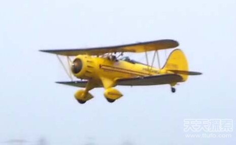 飞机遭遇时空乱流离奇穿越到30年前