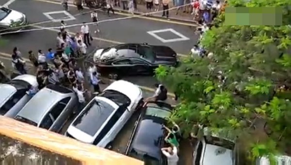 女司机开路虎猛撞捷豹 围观者中有人叫好(图)