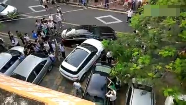 女司机开路虎猛撞捷豹 围观者中有人叫好(图)