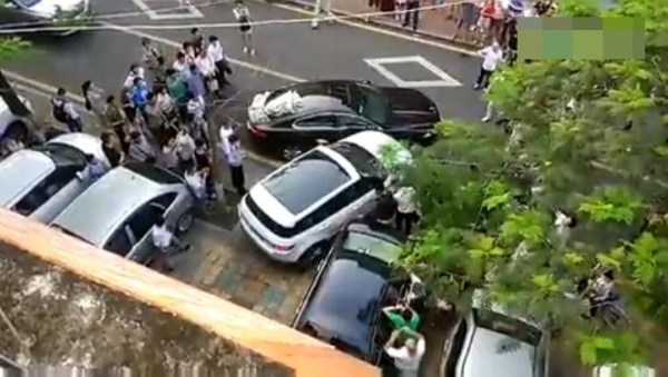 女司机开路虎猛撞捷豹 围观者中有人叫好(图)