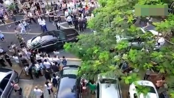 女司机开路虎猛撞捷豹 围观者中有人叫好(图)