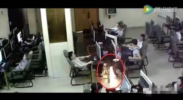 18岁男生网吧触电身亡 周围人被指“冷眼旁观”