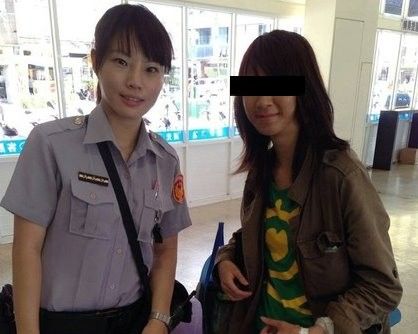 涉世未深的游女(右)通过网络爱上台湾中山大学帅哥，没想到南下追爱被男子施暴，在女警赵文瑷(左)的开导下，终于露出笑颜决定离开恐怖情人。“东森新闻云”