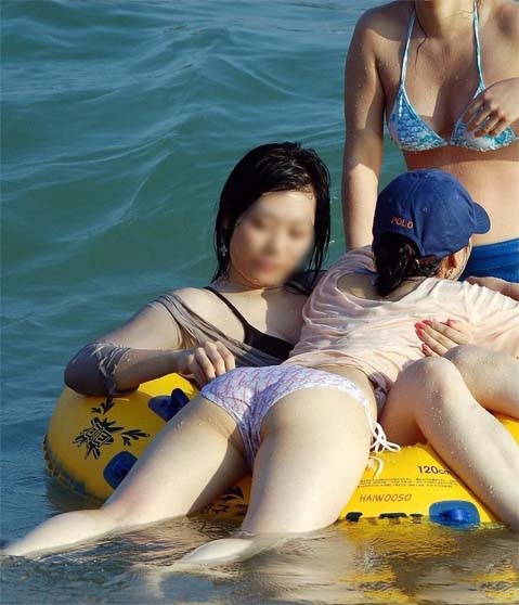 快过来扶我一把 美女湿身之后尴尬一幕