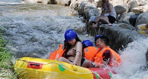 快过来扶我一把 美女湿身之后尴尬一幕