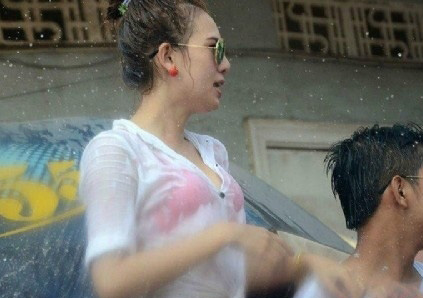 快过来扶我一把 美女湿身之后尴尬一幕