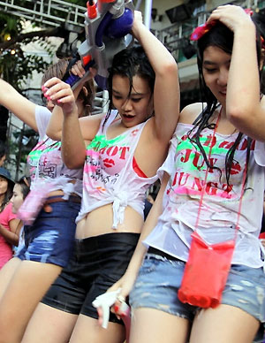 快过来扶我一把 美女湿身之后尴尬一幕